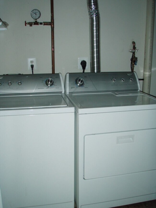 Building Photo - Gorgeous 3 Bedroom 3.5 Bathroom Brick Town...