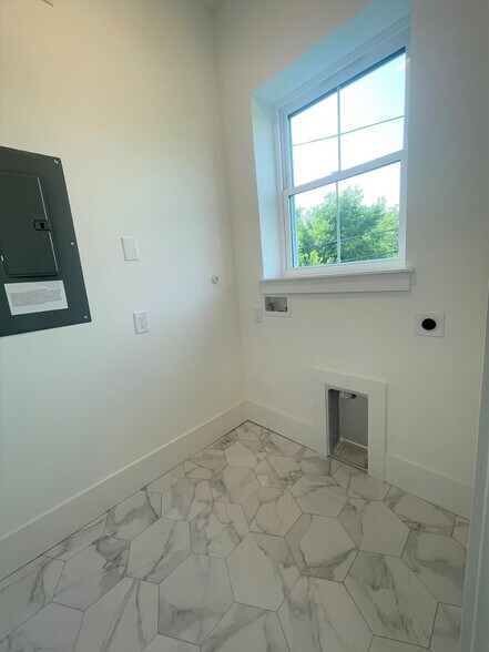 Building Photo - 517 13th Ave S