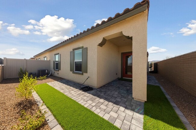 Building Photo - Spacious Single Level with Stunning Mounta...