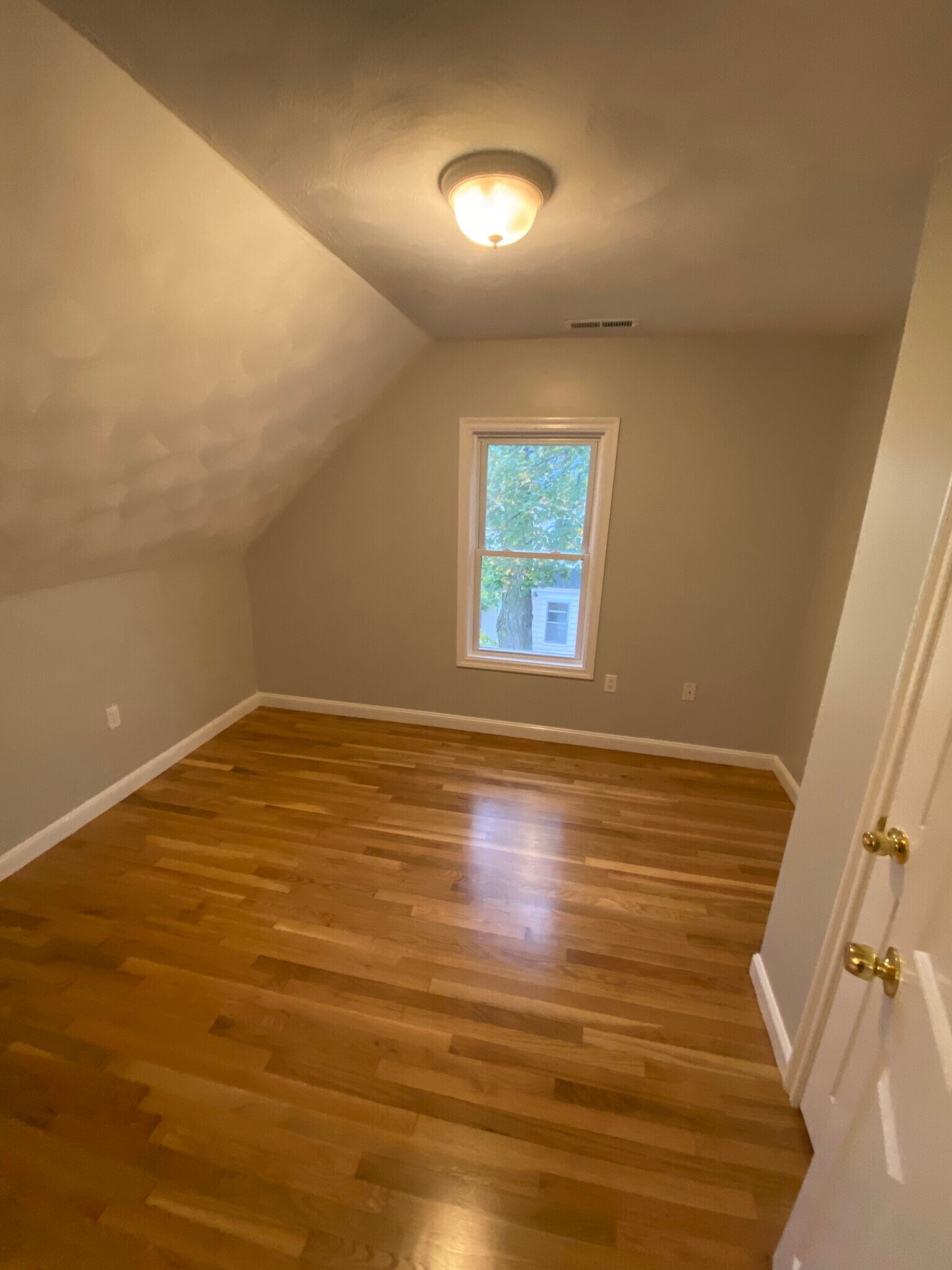 Building Photo - 118 Beverly St