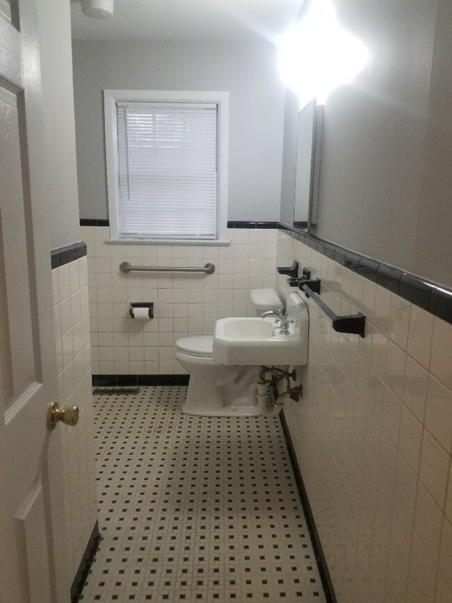 Building Photo - 1804 Saxon St