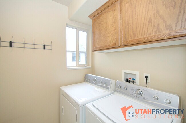 Building Photo - 4638 Seminole Cir