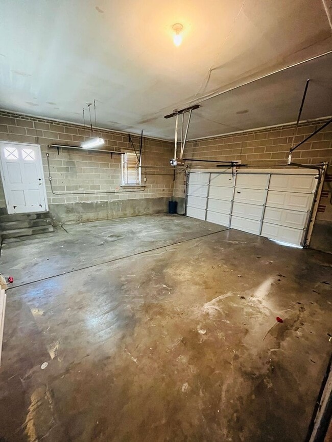 Building Photo - Adorable 3 bedroom 1 bath home!   Close to...