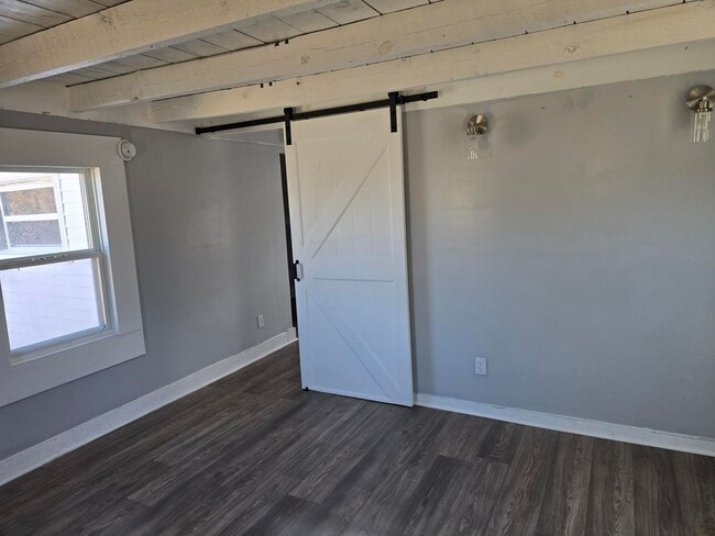 Building Photo - Call Linda 804-642-2106 or linda@vacosold.com