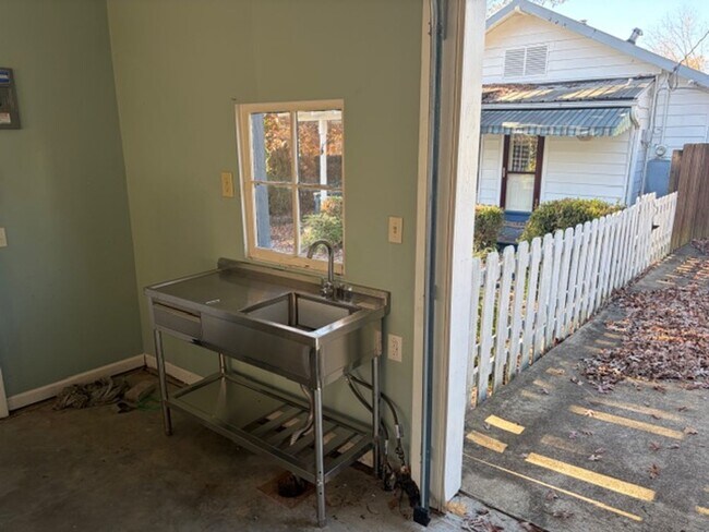 Building Photo - 2017 N Garfield St