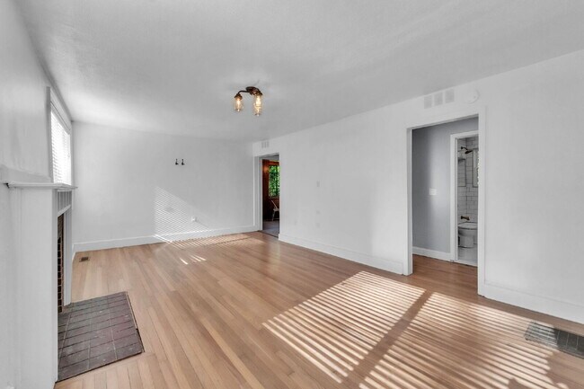 Building Photo - Beautifully Maintained 3BR/1BA Residence Near Downtown Spartanburg