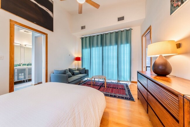 Building Photo - Gorgeous Fully Furnished Home in Brentwood...