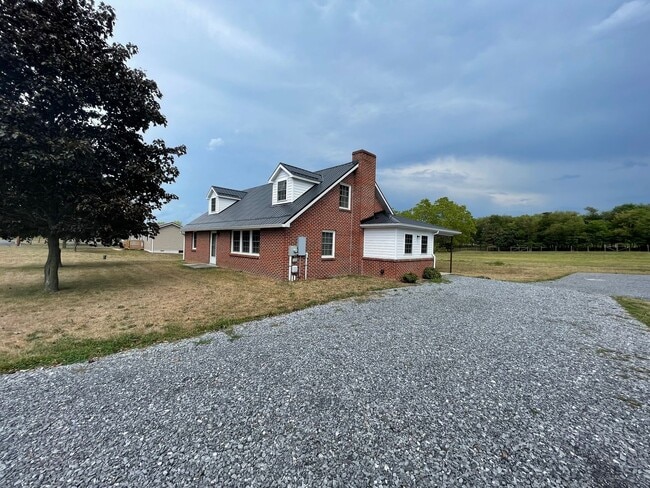 Building Photo - Wonderful Country Home
