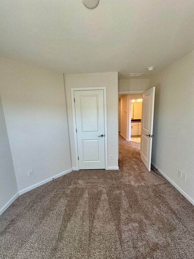 Building Photo - Beautiful 3BR/2.5BA Townhouse in Odell Corners