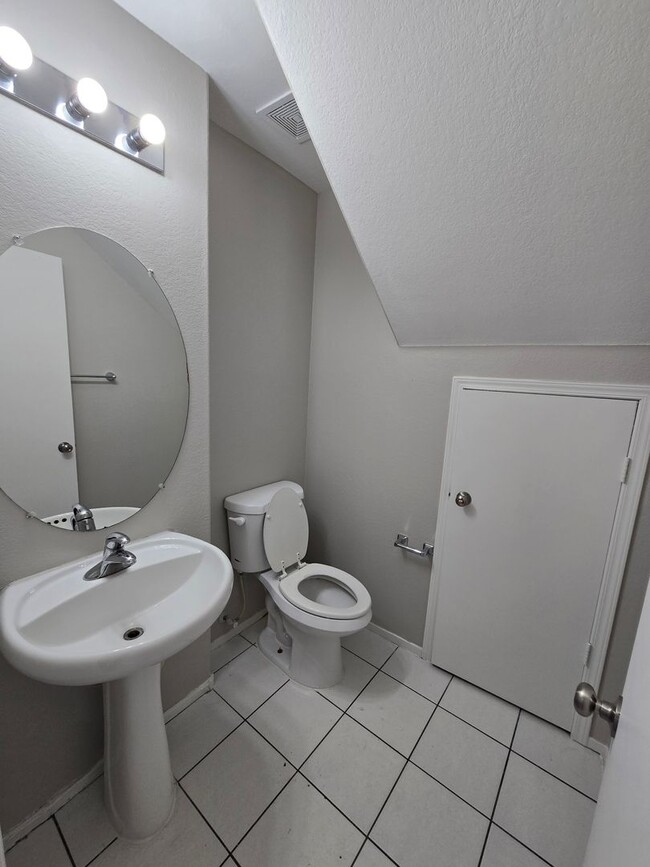 Building Photo - Get $1825 Off Feb 2026 - Move-in no later than Dec 29th!