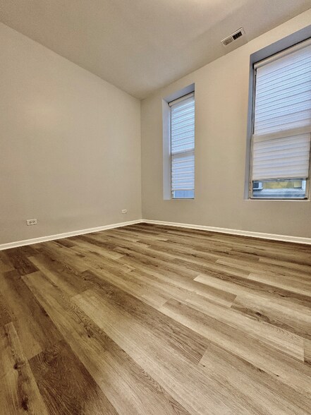 Building Photo - 2657 W North Ave