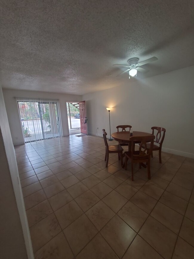 Building Photo - Spacious 1 Bedroom 1 Bath  With additional...