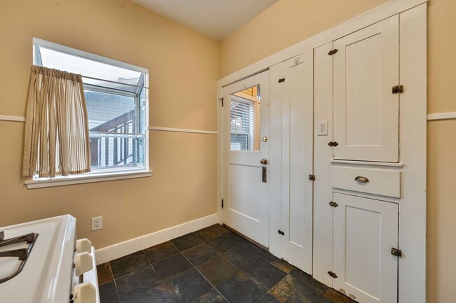 Building Photo - Charming Midtown 1-Bedroom Apartment with ...