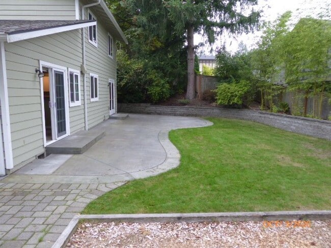 Building Photo - Beautiful 2 Story 3 Bed 2.5 Bath