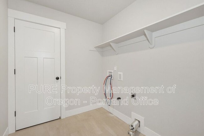 Building Photo - 1730 NE Gilbert Ln