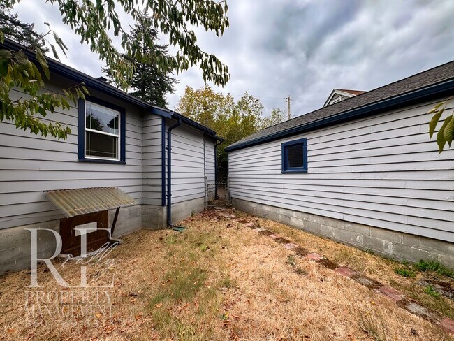 Building Photo - 833 S Summit Ave