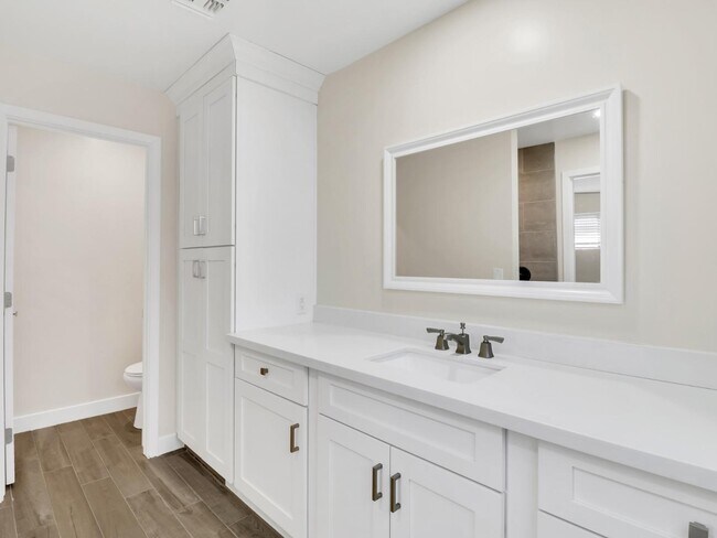 Building Photo - 544 W 17th Pl