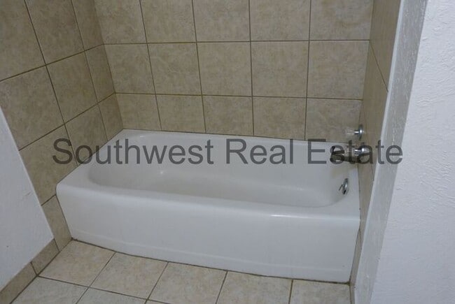 Building Photo - Lovely 3 bedroom 2 bath home