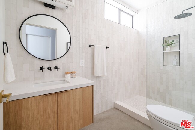 Building Photo - 611 Broadway St