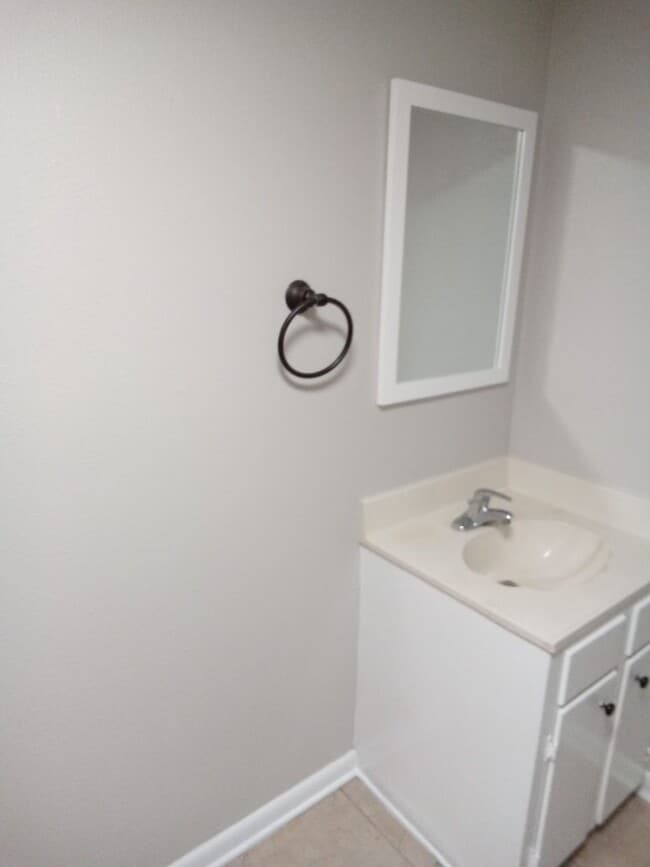 Building Photo - River Oaks Townhouse-Christmas Special!!