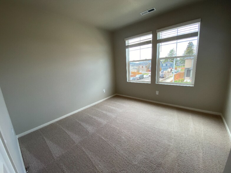 Building Photo - 3550 SW Snowberry Ave