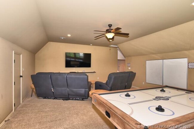 Building Photo - Room for the whole family in this 5 bedroo...