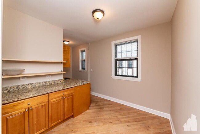 Building Photo - 2 bedroom in Chicago IL 60093