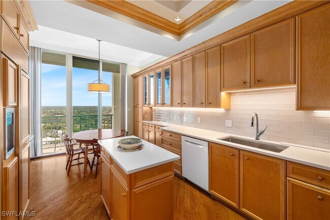 Building Photo - 7515 Pelican Bay Blvd