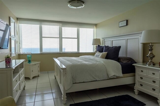 Building Photo - 3140 S Ocean Dr