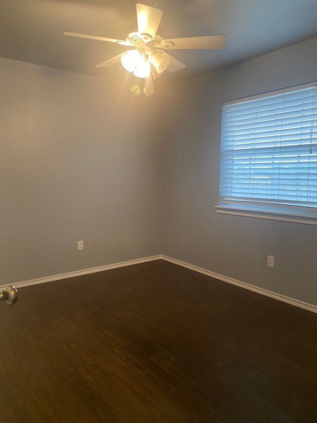 Building Photo - 150 Hunters Cir