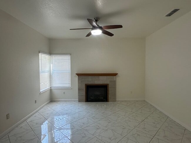 Building Photo - Spacious 5-Bedroom Home with Modern Amenit...