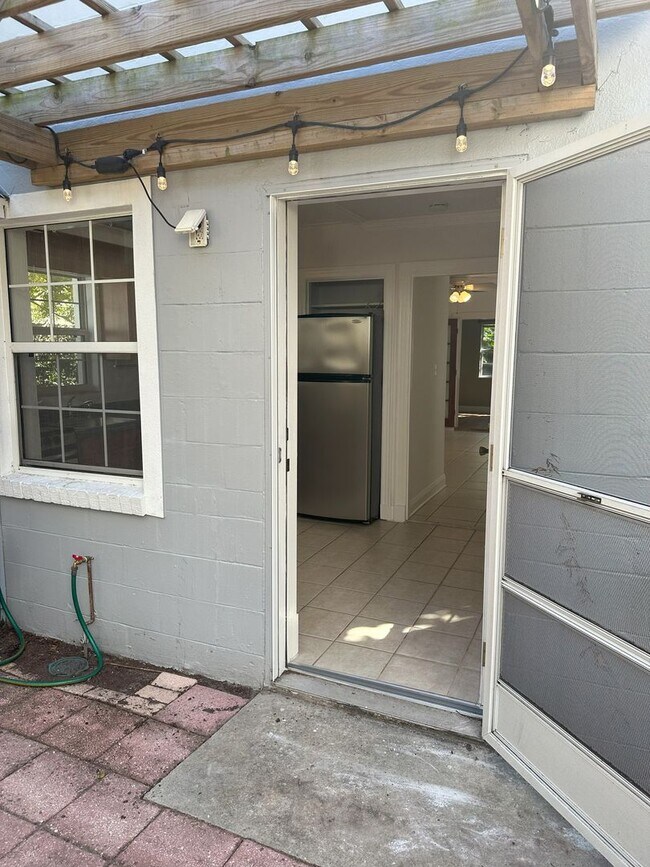 Building Photo - One bedroom, one bath beautiful home near Crescent Lake- move in now- 1/2 off first month rent an...