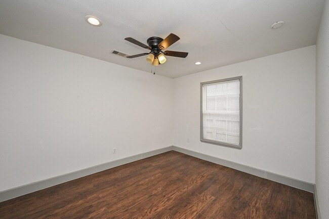 Building Photo - 314 W Hart Ave