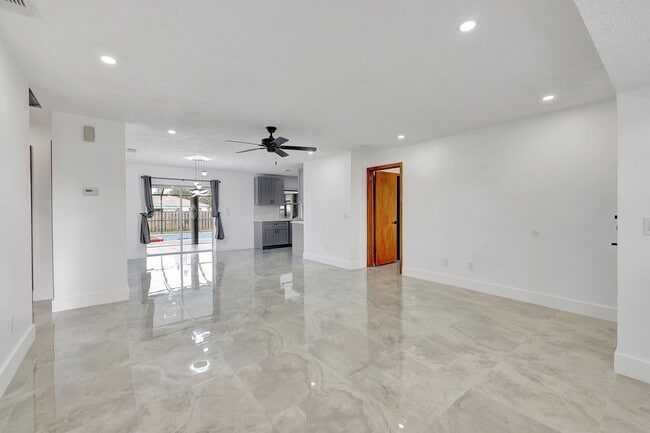 Building Photo - 1124 SE Ladner St