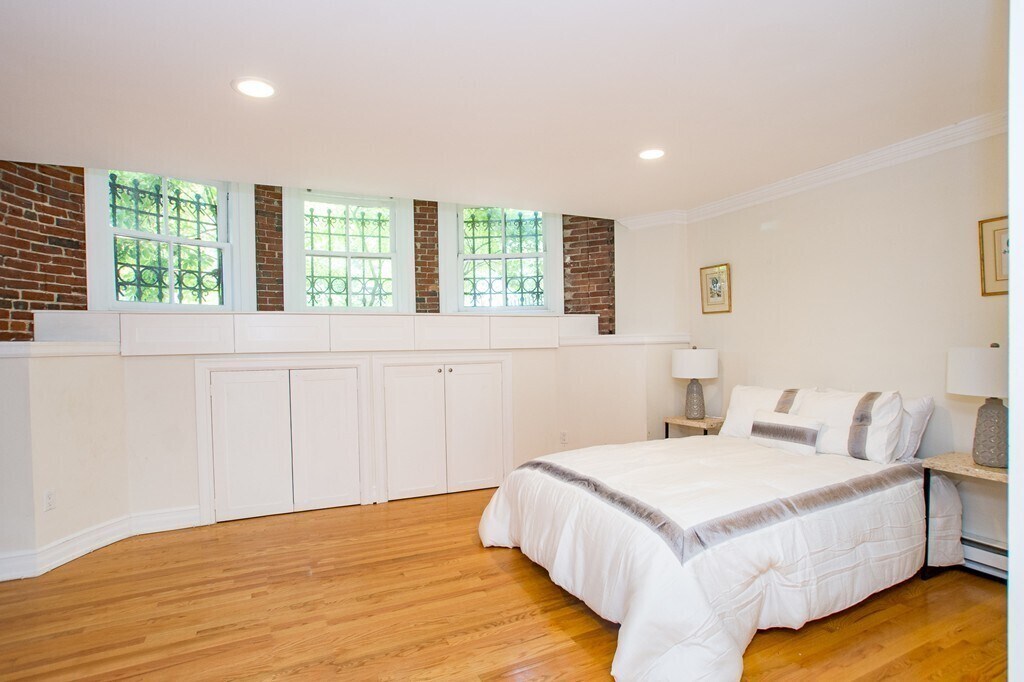 Building Photo - 388 Marlborough St