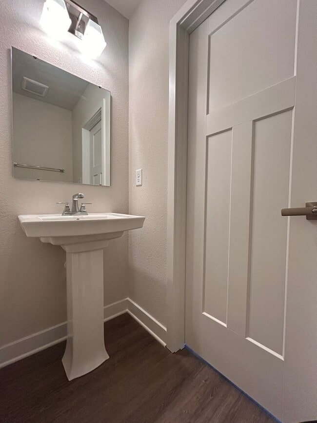 Building Photo - Spacious 4-Bedroom Townhome with Garage & ...
