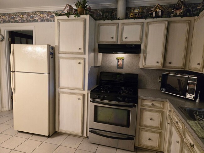 Building Photo - Broadmoor Historical  3 Bedroom 1 Bathroom