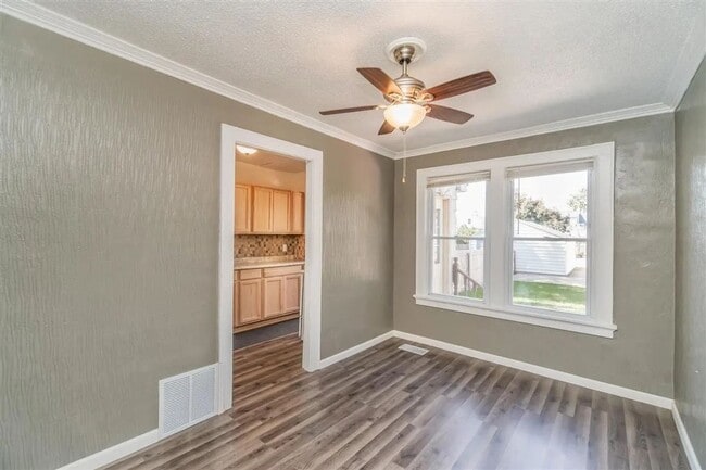 Building Photo - Charming 2 bedroom 1 bathroom townhouse