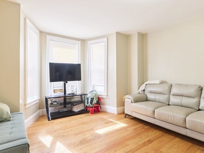 Building Photo - 69 Parker St