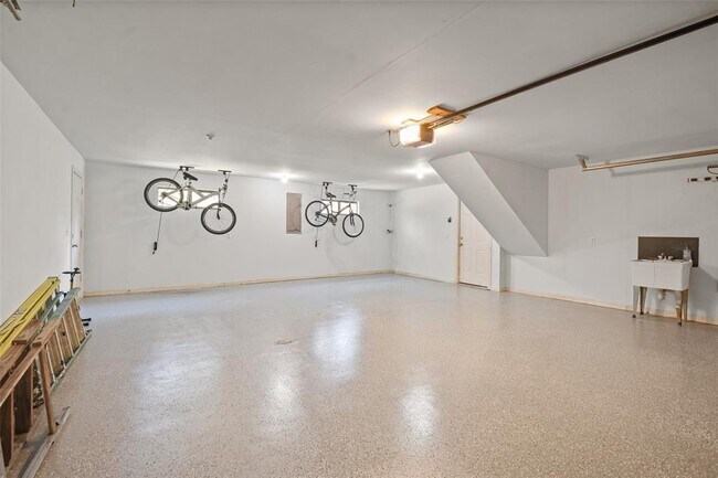 Building Photo - 5 Oak Crest Cir