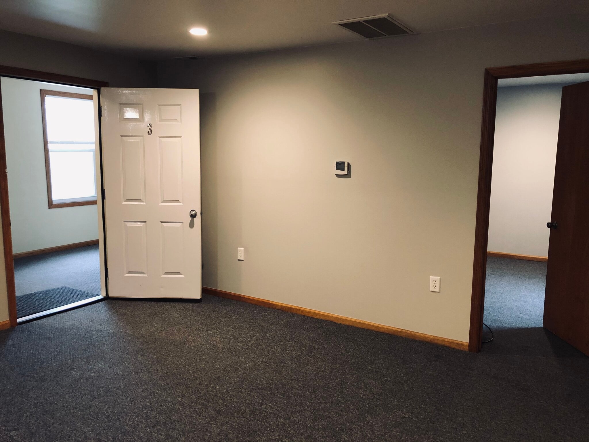 entryway door to apartment complex hallway - 640 S Main St