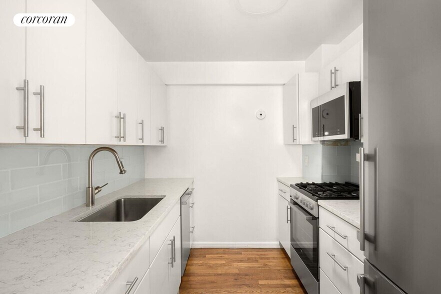 Building Photo - 360 W 28th St