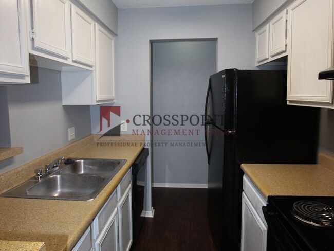 Building Photo - Tour Today: Downstairs 1 Bed 1 Bath Apartment!