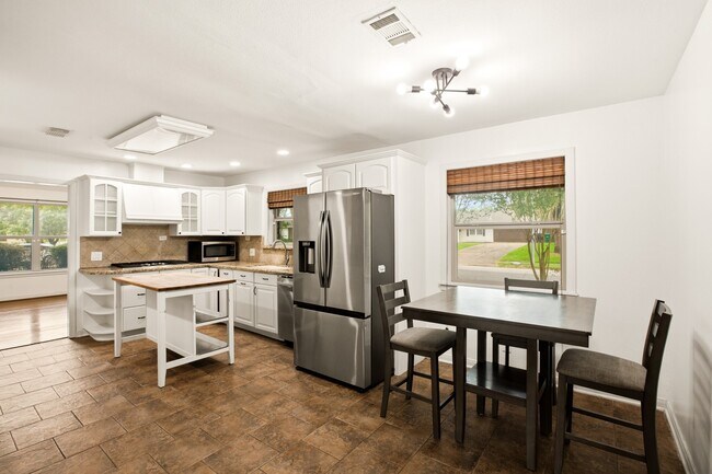 Building Photo - 5238 Kinglet St