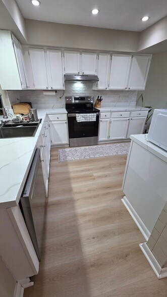 Building Photo - 16084 Dawnview Dr