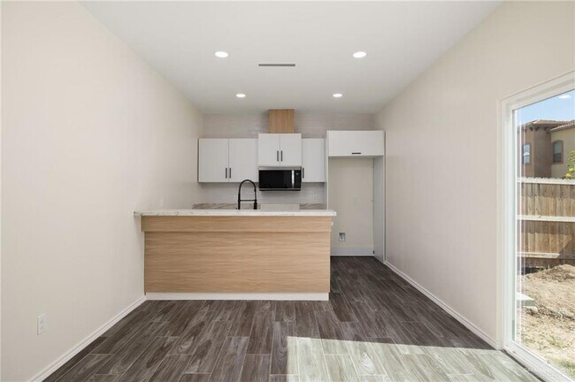 Building Photo - 18 Stablewood