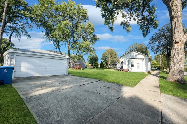 Building Photo - 4716 Douglas Rd