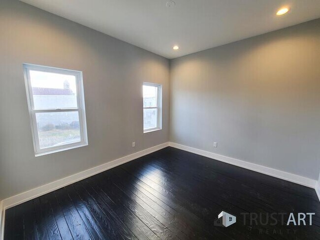 Building Photo - 2 Bedroom house with basement/backyard.