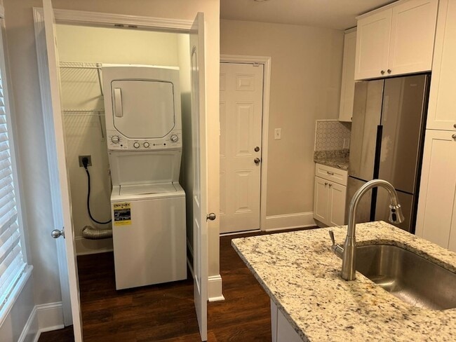 Building Photo - 1218 Pender St