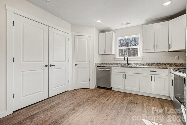 Building Photo - 106 10th Ave SE